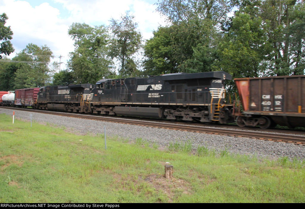 NS 7581 and 9732 as mid-train units on train 15T